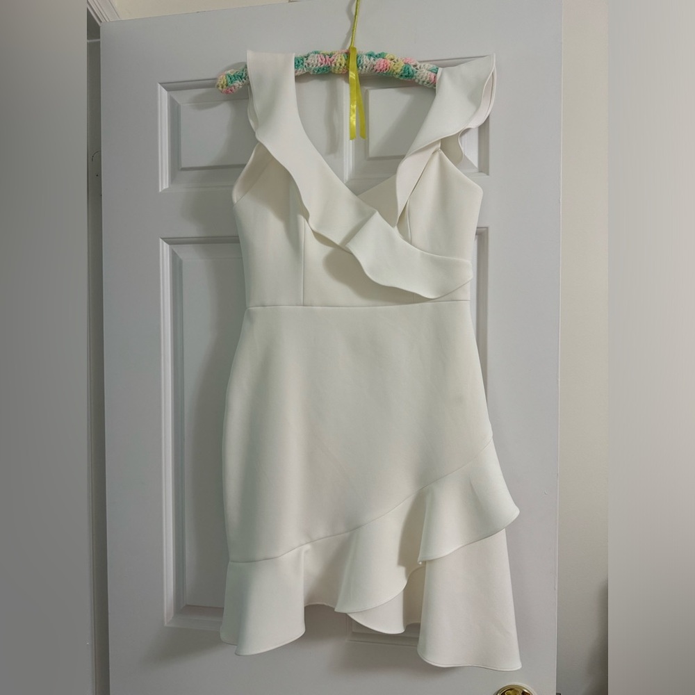 BCBGMAXAZRIA WHITE DRESS